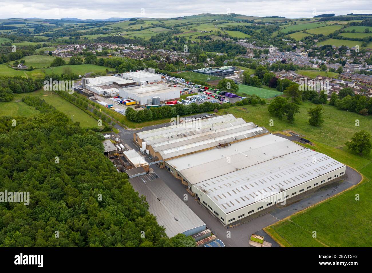 Jedburgh, Scozia, Regno Unito. 3 giugno 2020. La città di Jedburgh, che confina con la Scozia, sta affrontando un doppio colpo con l'annuncio della chiusura di due fabbriche nella città. Mainetti, il produttore di appendiabiti e LS Starrett, che produce utensili e altri componenti, hanno entrambi annunciato la chiusura delle proprie fabbriche e il trasferimento della produzione ad altri impianti. Circa 100 lavoratori in ogni stabilimento sono in esubero. Nella figura; vista aerea posteriore della fabbrica Mainetti e anteriore dello stabilimento LS Starrett. Iain Masterton/Alamy Live News Foto Stock