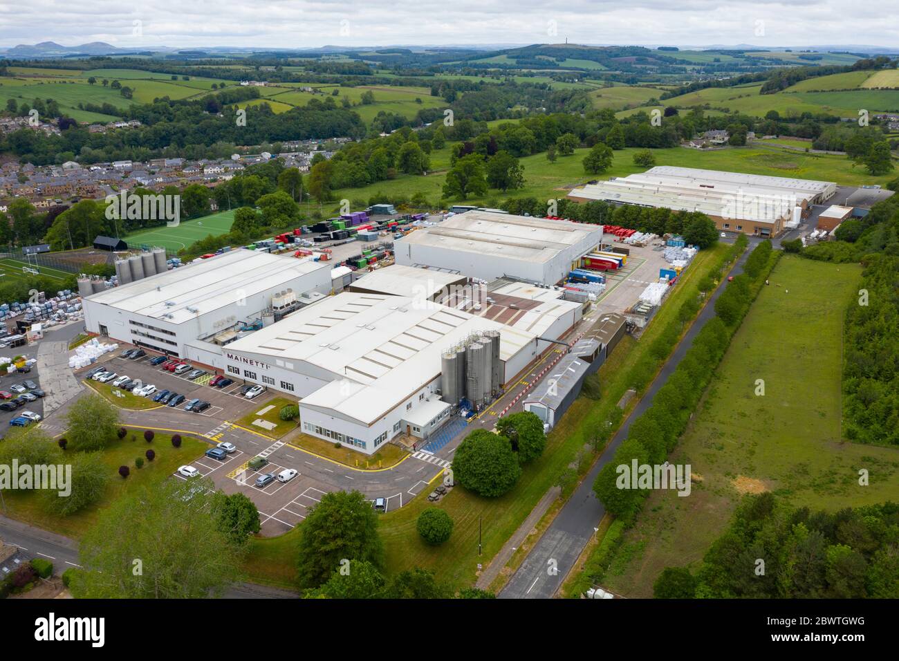 Jedburgh, Scozia, Regno Unito. 3 giugno 2020. La città di Jedburgh, che confina con la Scozia, sta affrontando un doppio colpo con l'annuncio della chiusura di due fabbriche nella città. Mainetti, il produttore di appendiabiti e LS Starrett, che produce utensili e altri componenti, hanno entrambi annunciato la chiusura delle proprie fabbriche e il trasferimento della produzione ad altri impianti. Circa 100 lavoratori in ogni stabilimento sono in esubero. Nella figura; vista aerea anteriore della fabbrica Mainetti e posteriore destra dello stabilimento LS Starrett. Iain Masterton/Alamy Live News Foto Stock