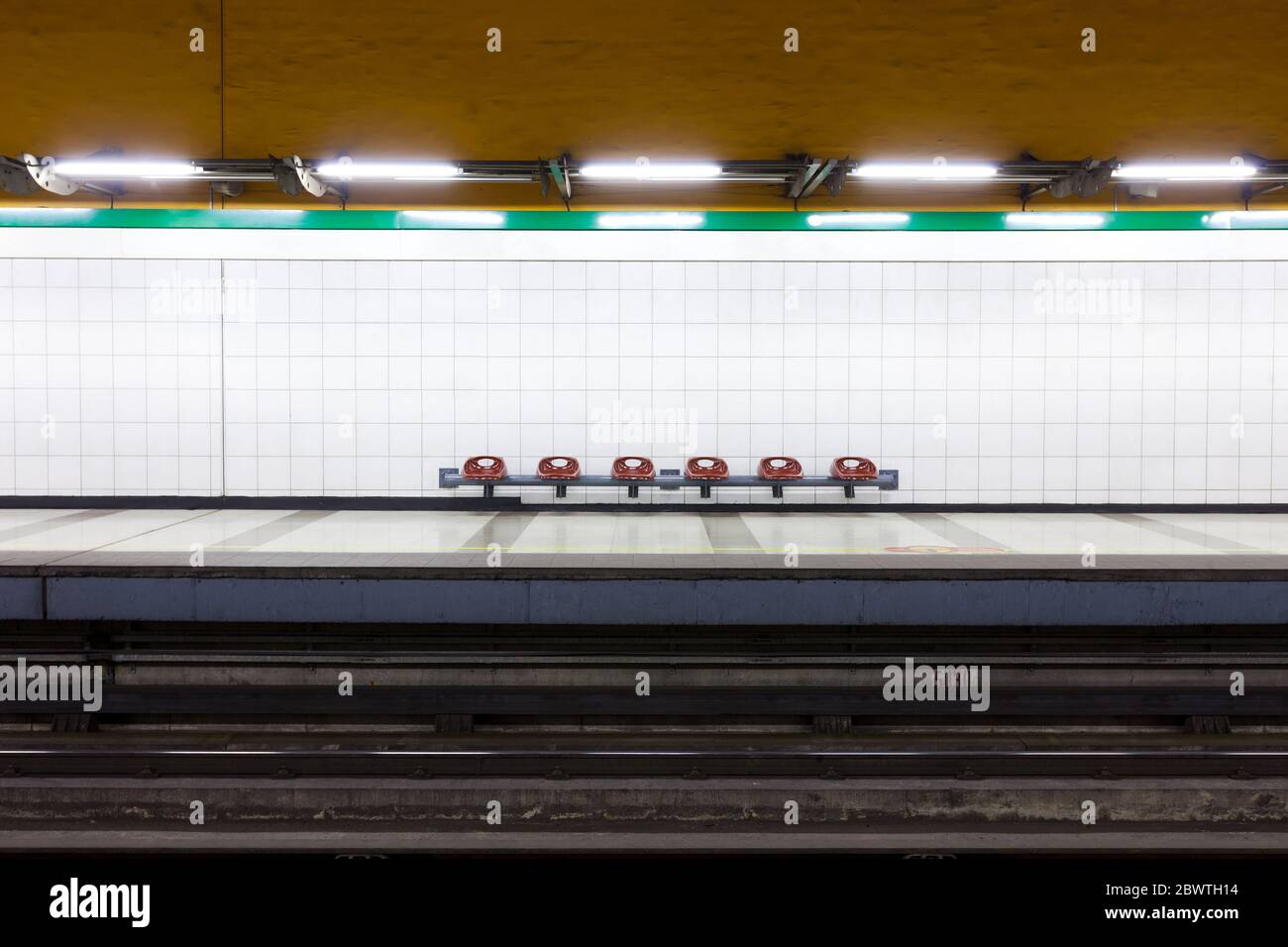 Santiago de Chile, Regione Metropolitana, Cile, Sud America - posti a sedere in una stazione vuota del sistema di trasporto della metropolitana Metro d Foto Stock