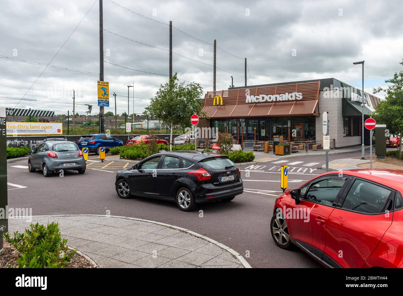 Cork, Irlanda. 3 Giugno 2020. Il McDonald's Drive-Thru ha riaperto alle 11:00 di questa mattina dopo essere stato chiuso per oltre 2 mesi a causa del Covid-19 Pandemic. C'erano grandi code di auto che aspettavano di essere servite al fast food. Credit: Notizie dal vivo di AG/Alamy Foto Stock