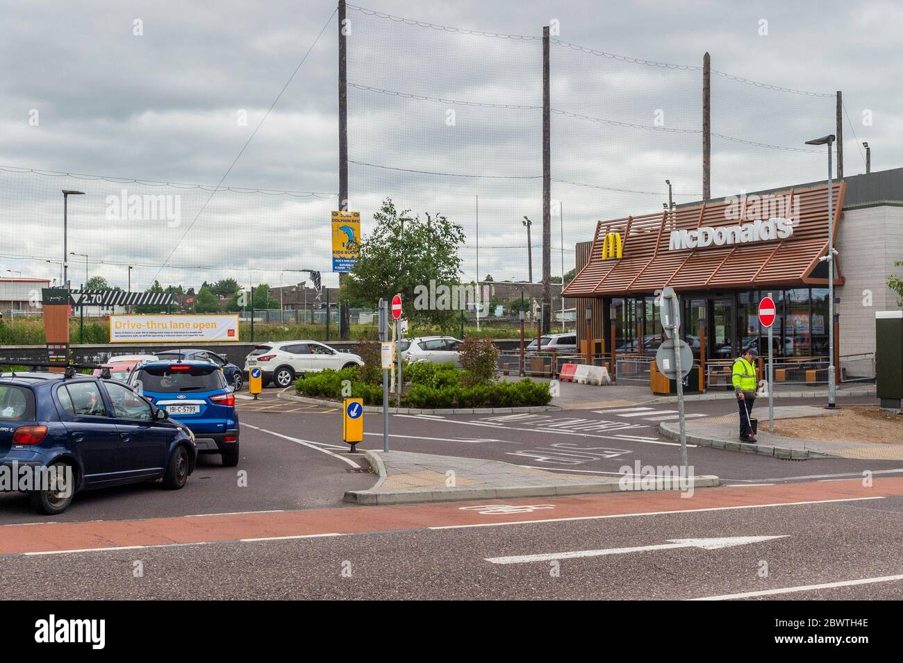 Cork, Irlanda. 3 Giugno 2020. Il McDonald's Drive-Thru ha riaperto alle 11:00 di questa mattina dopo essere stato chiuso per oltre 2 mesi a causa del Covid-19 Pandemic. C'erano grandi code di auto che aspettavano di essere servite al fast food. Credit: Notizie dal vivo di AG/Alamy Foto Stock