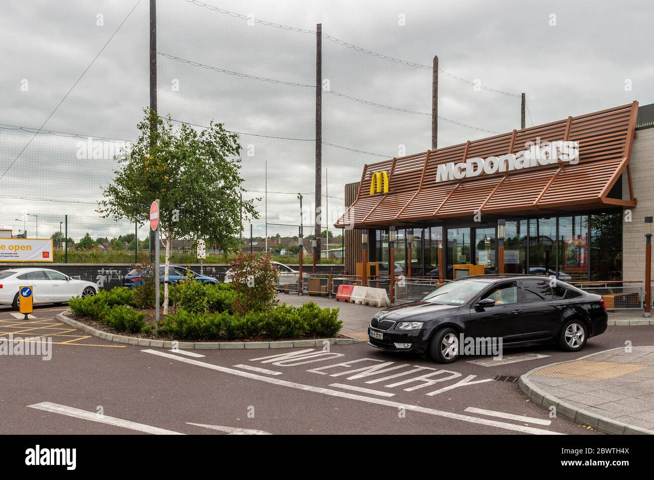 Cork, Irlanda. 3 Giugno 2020. Il McDonald's Drive-Thru ha riaperto alle 11:00 di questa mattina dopo essere stato chiuso per oltre 2 mesi a causa del Covid-19 Pandemic. C'erano grandi code di auto che aspettavano di essere servite al fast food. Credit: Notizie dal vivo di AG/Alamy Foto Stock