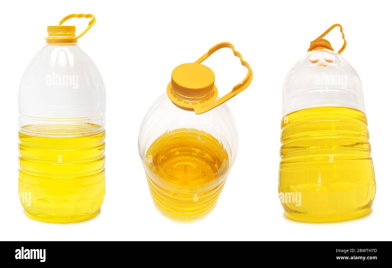 Olio vegetale in grandi bottiglie di plastica con angoli diversi isolati su fondo bianco Foto Stock