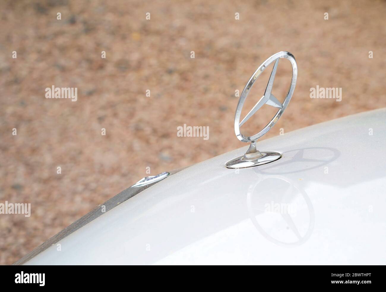 Primo piano del simbolo del cofano in metallo Mercedes Benz all'aperto sul cofano dell'auto. Foto Stock