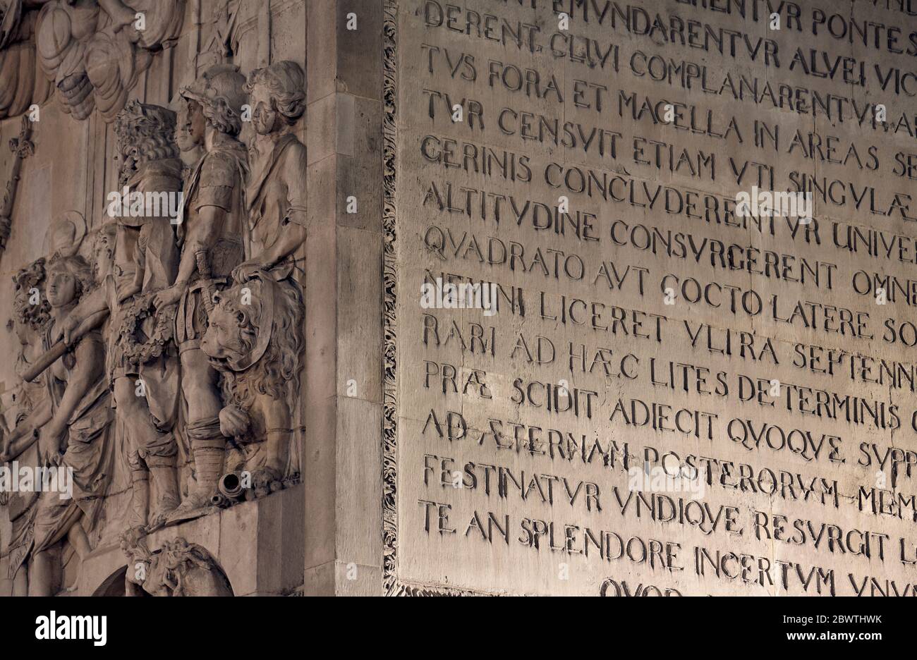 Rilievo e l'adiacente pannello Nord con un'iscrizione latina alla base del Monumento del fuoco di Londra. Foto Stock