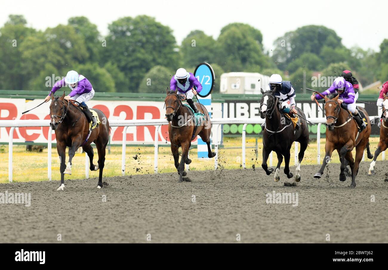 Never Dark (a sinistra) vince l'Unibet grazie all'handicap lavoratori di Frontline a Kempton all'ippodromo di Kempton. Foto Stock