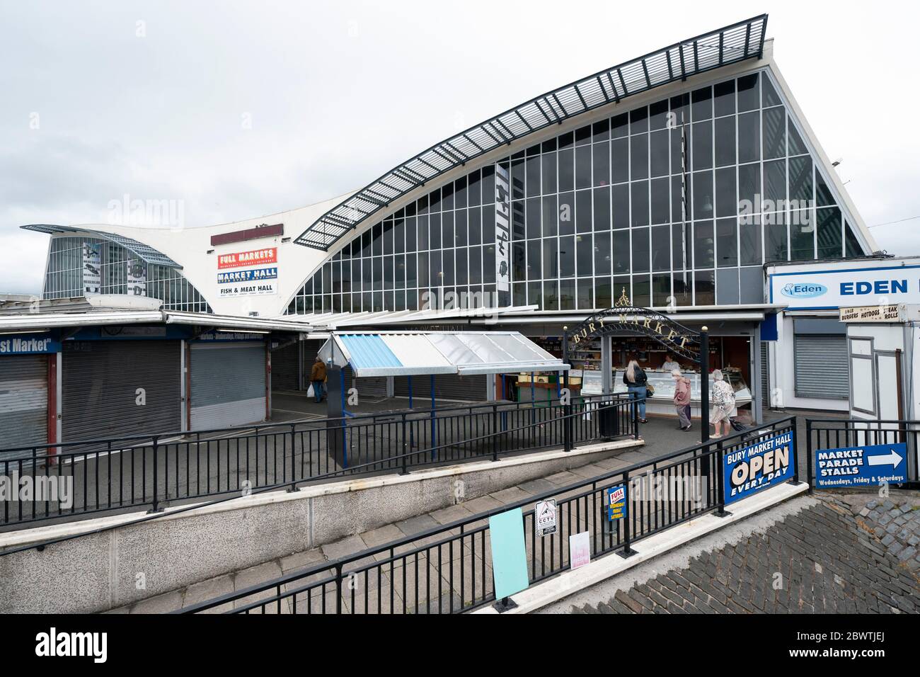 Manchester, Regno Unito. 3 Giugno 2020. I membri del pubblico sono visti in un mercato della Bury parzialmente riaperto dopo che le nuove regole hanno permesso ai mercati all'aperto di commerciare dal 1 giugno che sono stati chiusi a causa dell'epidemia di coronavirus, Manchester, Regno Unito. Credit: Jon Super/Alamy Live News. Foto Stock