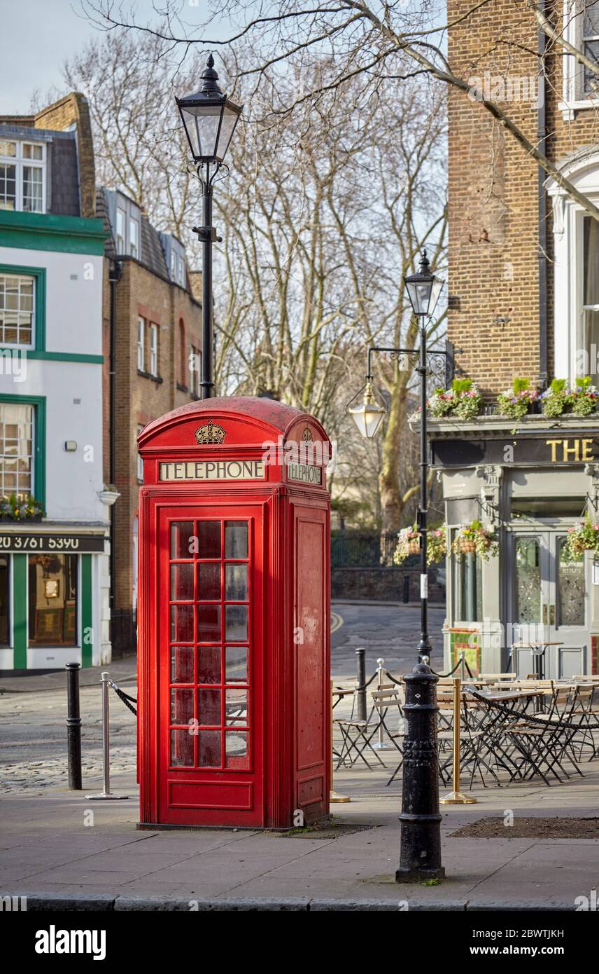 Telefono rosso su Clerkenwell Green, Londra, Regno Unito. Foto Stock