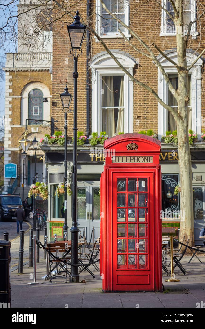 Telefono rosso su Clerkenwell Green, Londra, Regno Unito. Foto Stock