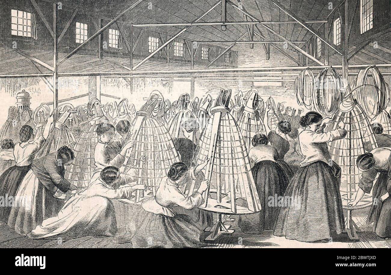 FABBRICA DI CRINOLINA INGLESE 1863. Costruzione della gabbia crinolina sottobordo. Foto Stock