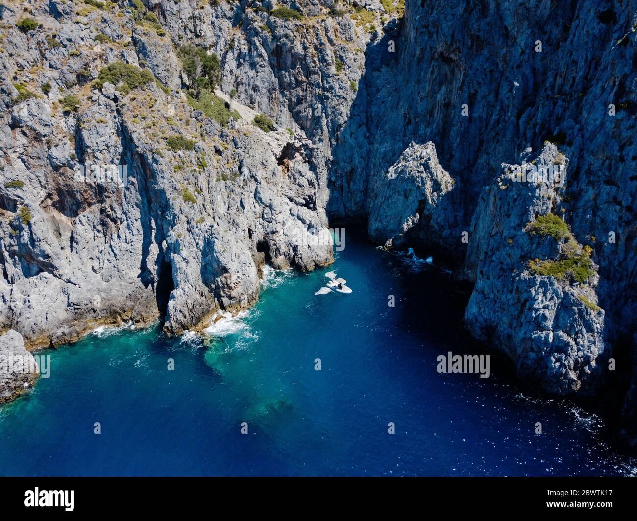 Vista aerea delle scogliere rocciose lungo Capo Disibilmez Dalyan Turchia Foto Stock