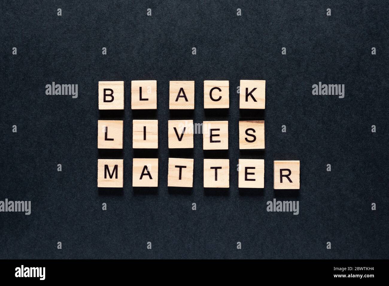 Black Lives Matter iscrizione su sfondo nero. Disordini. Hashtag Blacklivesmatter. Proteste. Foto Stock