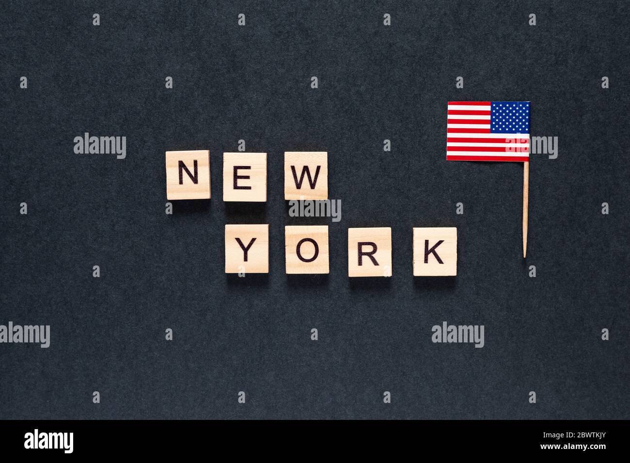 Iscrizione di New york su sfondo nero con bandiera americana. Blackout martedì. Black Lives Matter, blackout martedì 2020 concetto. Disordini. Rallie Foto Stock
