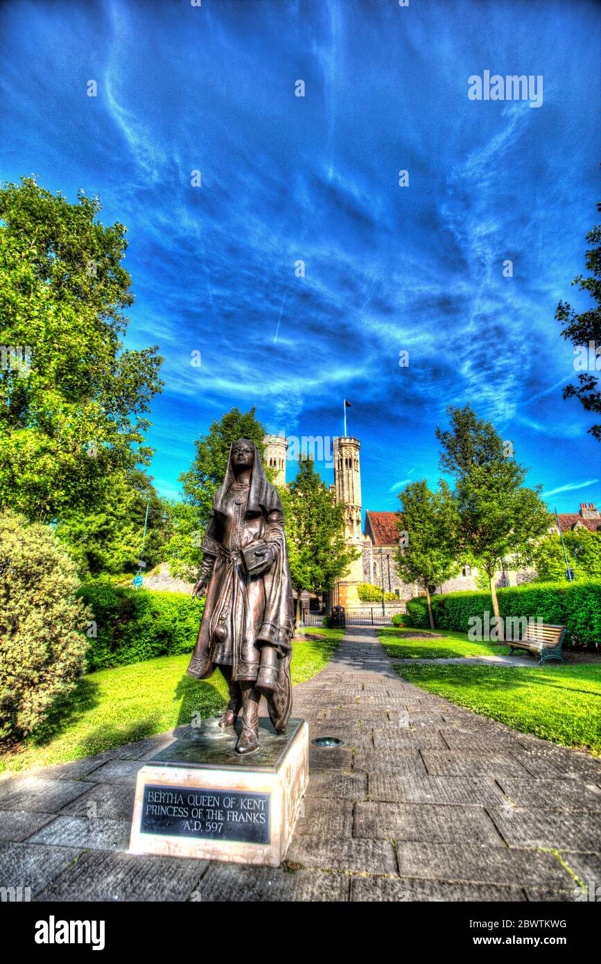 Città di Canterbury, Inghilterra. Vista artistica del Green di Canterbury, Lady Wootton, con la statua della Regina (Santa) Bertha in primo piano. Foto Stock