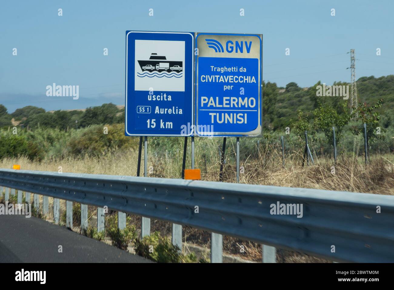 Italia. 03 giugno 2020. Cartello stradale con indicazione per traghetti da Civitavecchia a Palermo e Tunisi (Foto di Matteo Nardone/Pacific Press) Credit: Pacific Press Agency/Alamy Live News Foto Stock