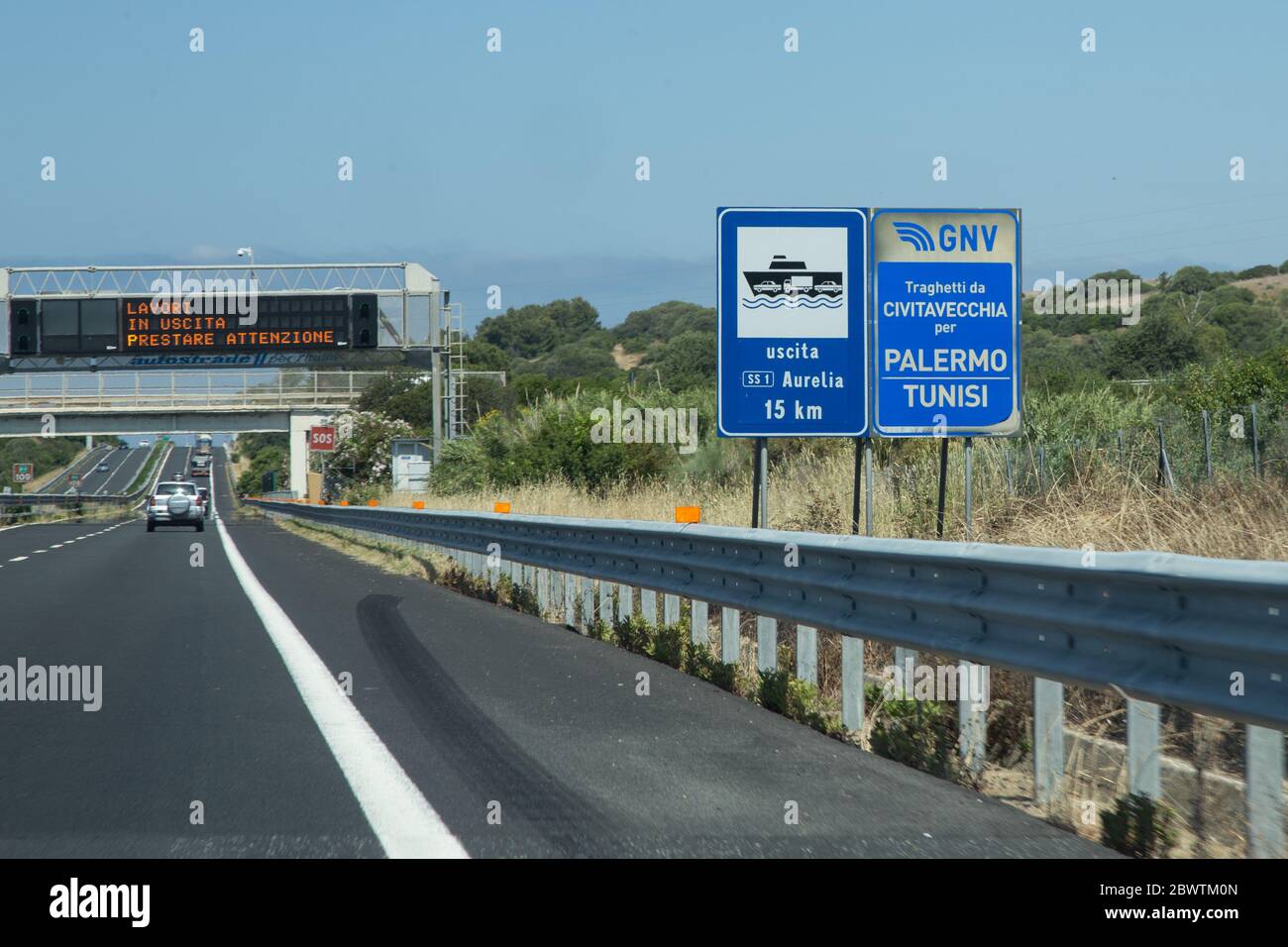 Italia. 03 giugno 2020. Cartello stradale con indicazione per traghetti da Civitavecchia a Palermo e Tunisi (Foto di Matteo Nardone/Pacific Press) Credit: Pacific Press Agency/Alamy Live News Foto Stock