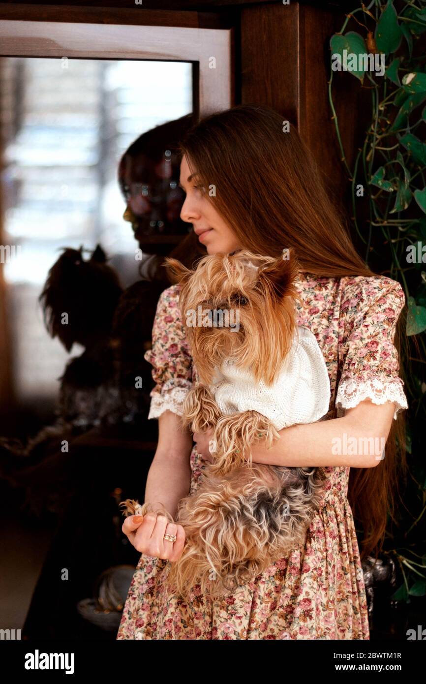 Ragazza di abbigliamento retrò vecchio stile con un cane piccolo Foto Stock