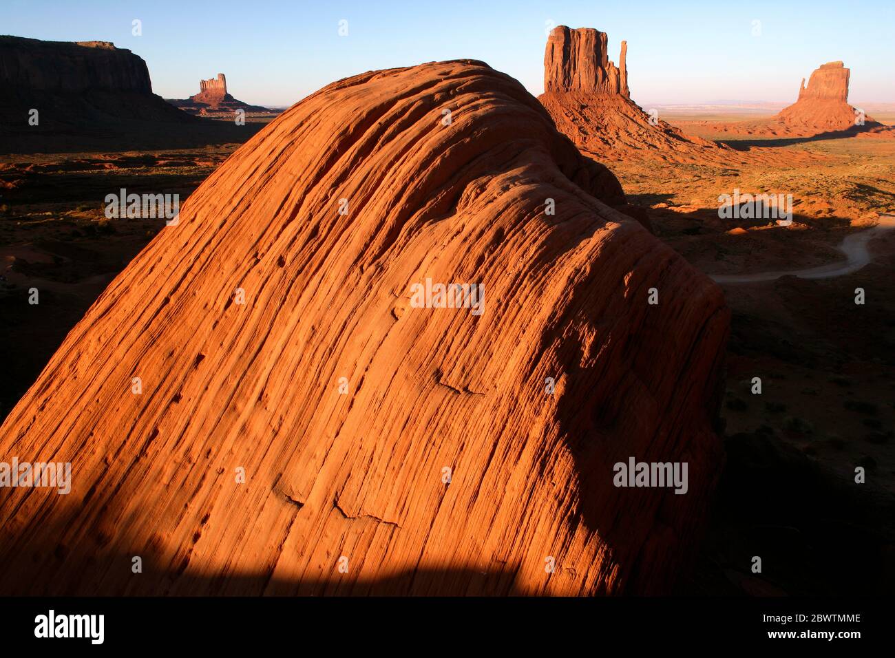 USA, formazione di pietra arenaria nella Monument Valley con Mittens sullo sfondo Foto Stock
