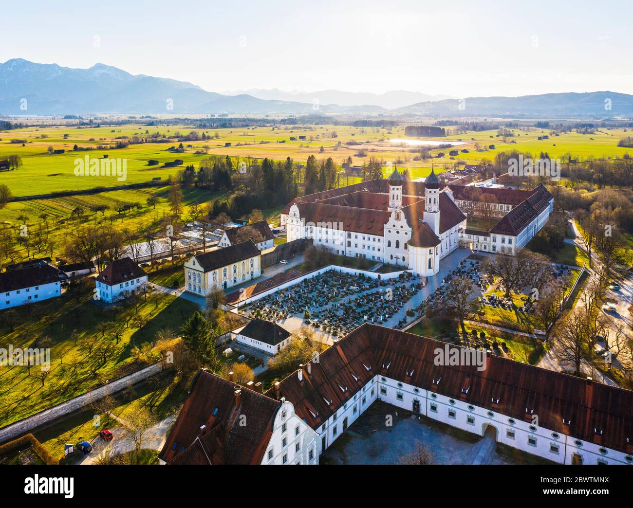 Germania, Baviera, Bad Heilbrunn, Drone vista dell'abbazia di Benediktbeuern Foto Stock