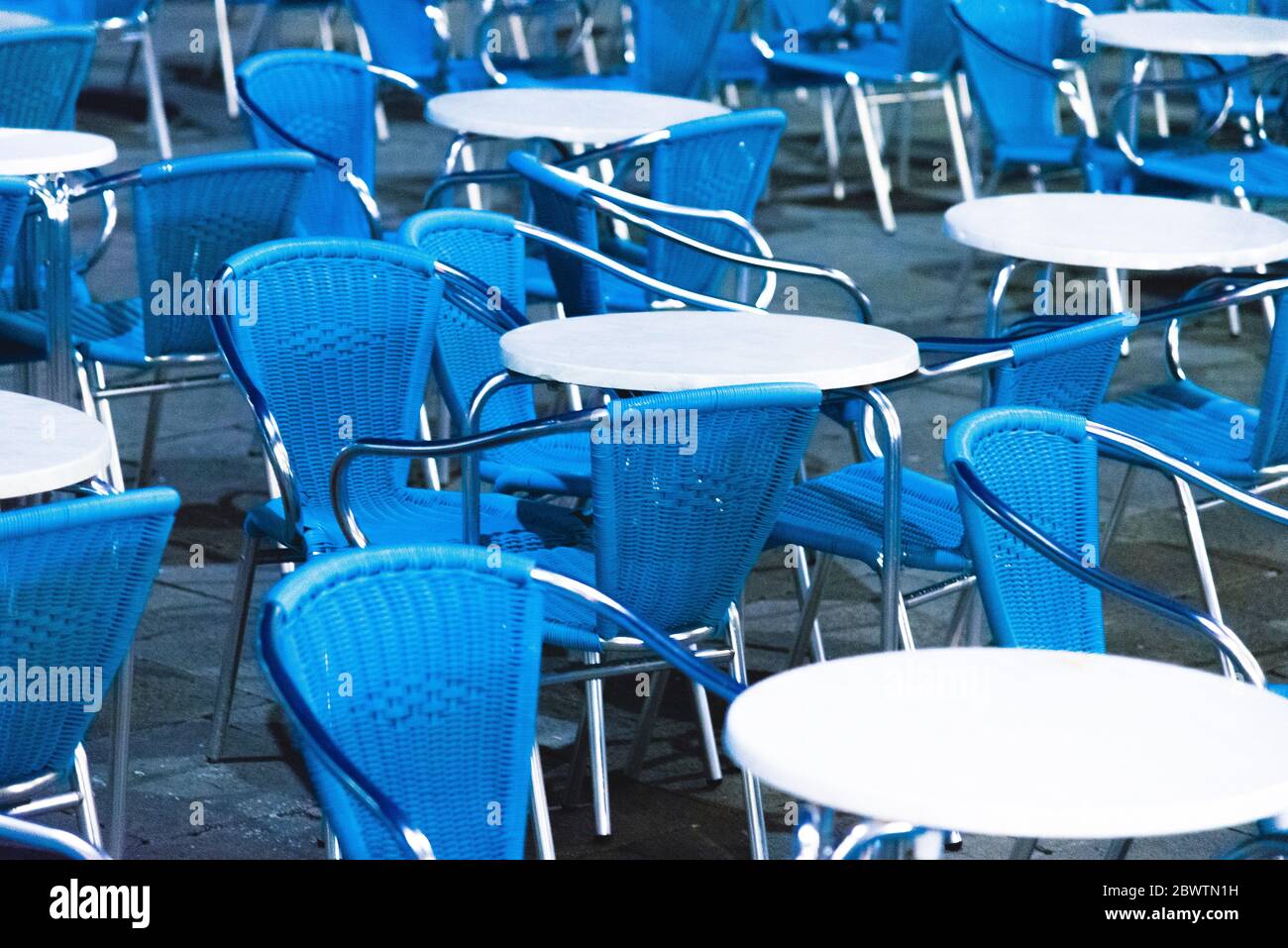 Italia, Venezia, sedie e tavoli vuoti in piedi all'aperto Foto Stock