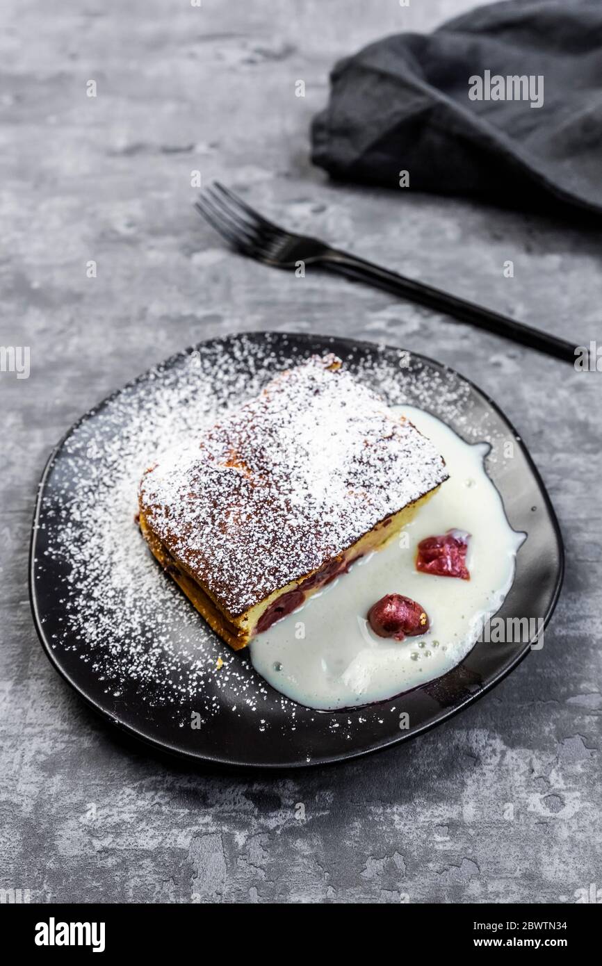 Fetta di casseruola di formaggio con ciliegie Foto Stock