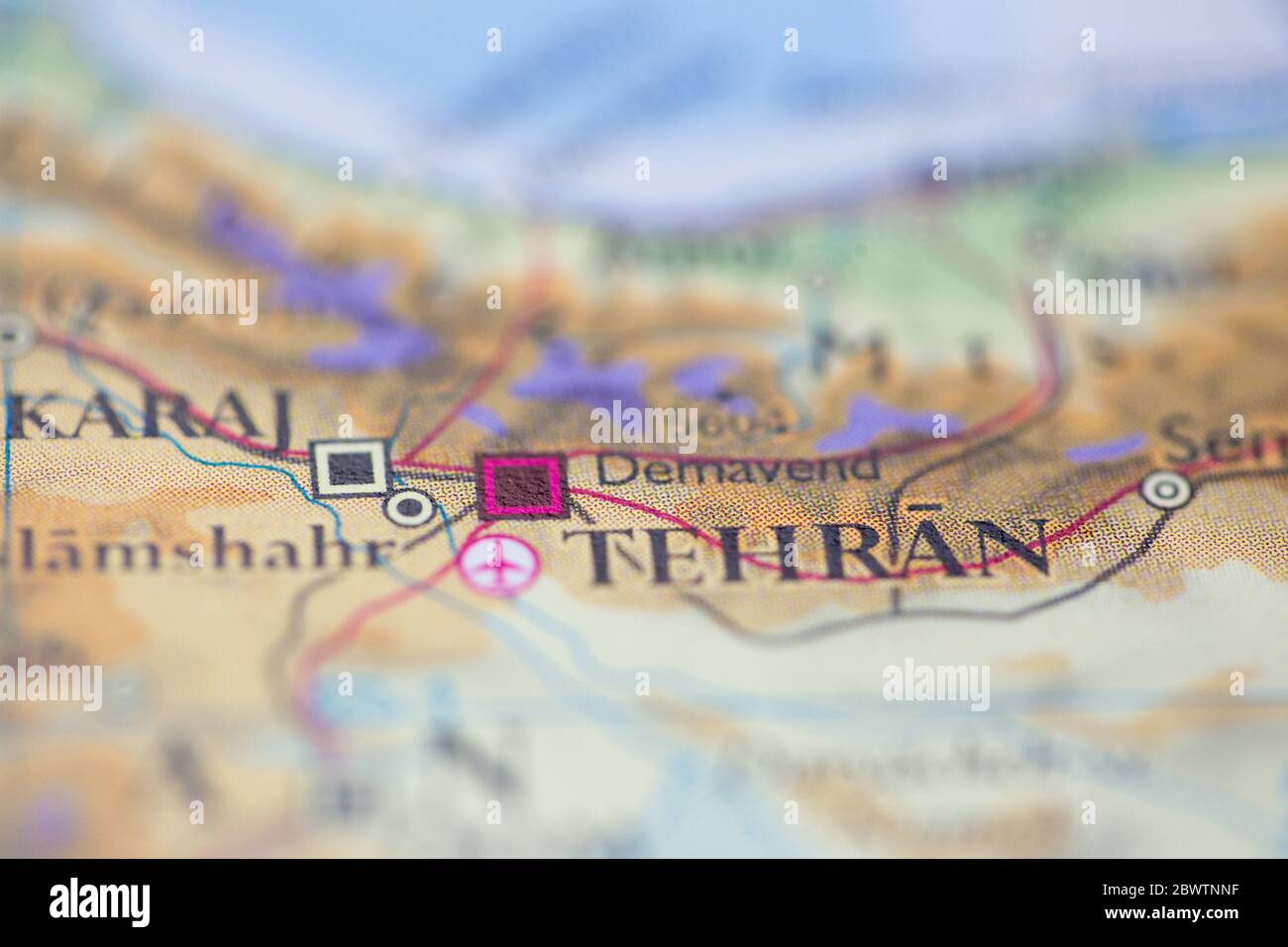 Profondità di campo ridotta fuoco sulla posizione geografica della mappa di Teheran città Iran Asia continente su atlas Foto Stock