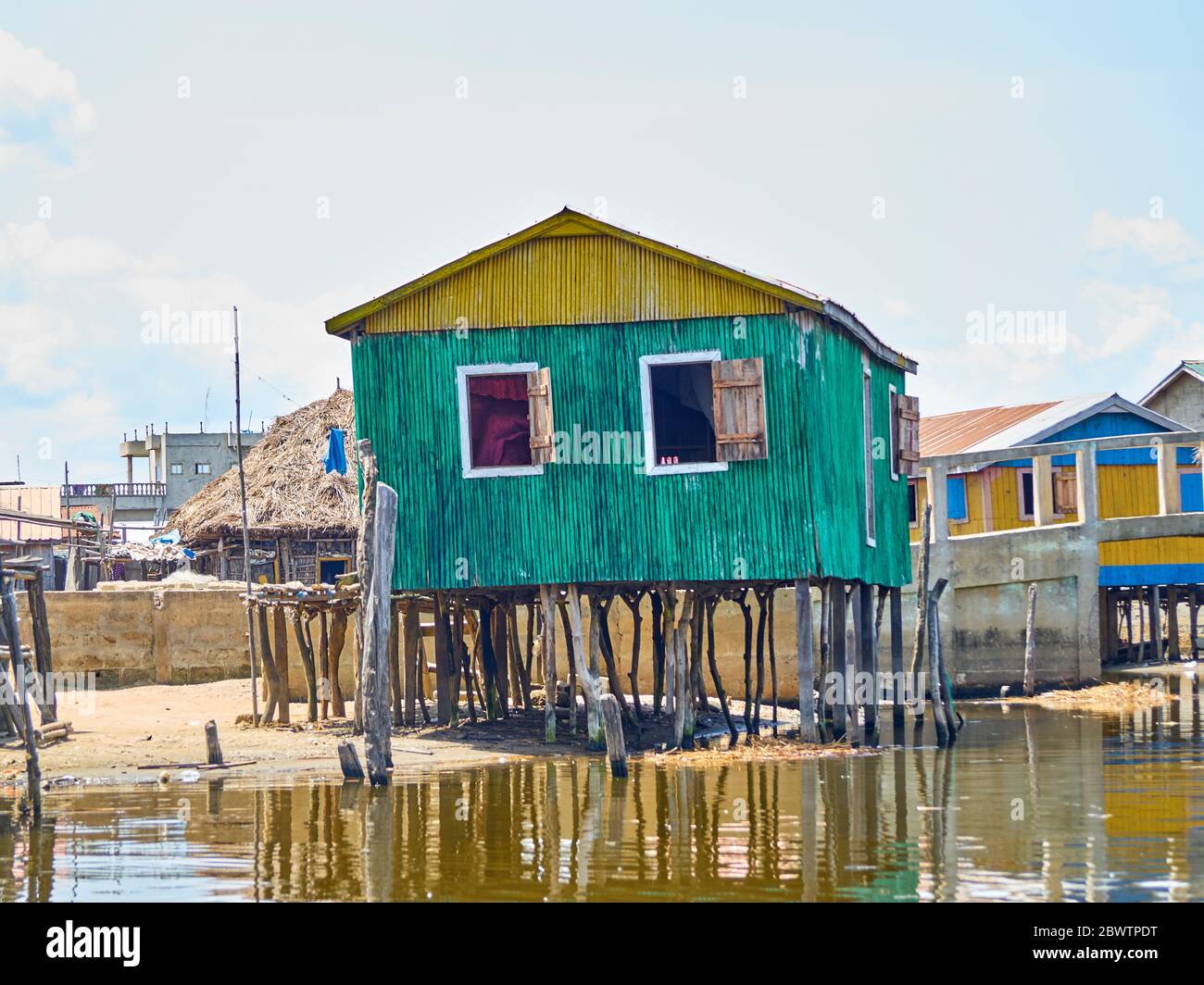 Benin, Dipartimento Atlantique, Ganvie, case di inclinazione sulla riva del lago Nokoue Foto Stock