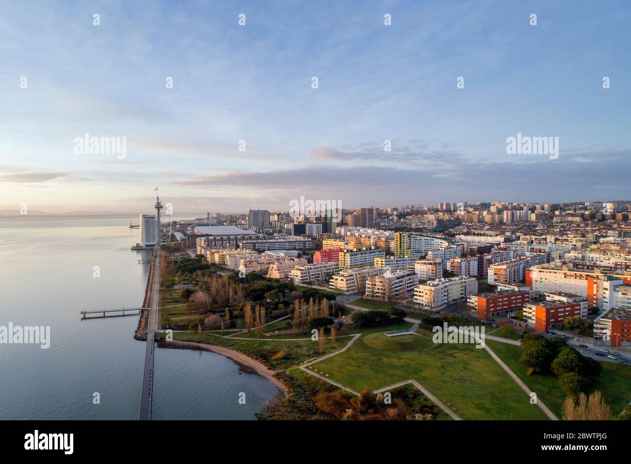 Portogallo, Lisbona, Drone vista del quartiere residenziale della città costiera al tramonto Foto Stock