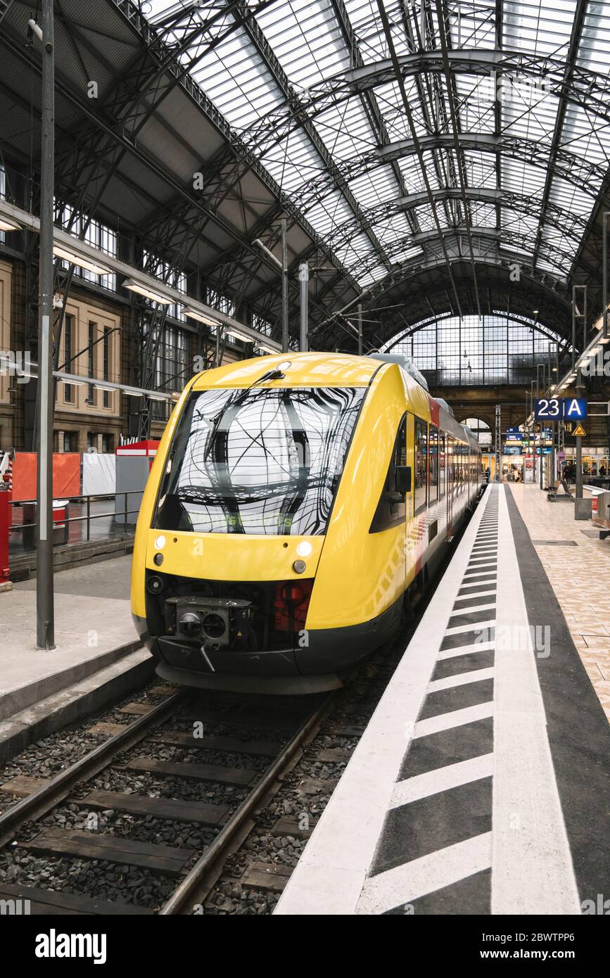 Germania, Assia, Francoforte, treno giallo in attesa alla stazione ferroviaria Foto Stock