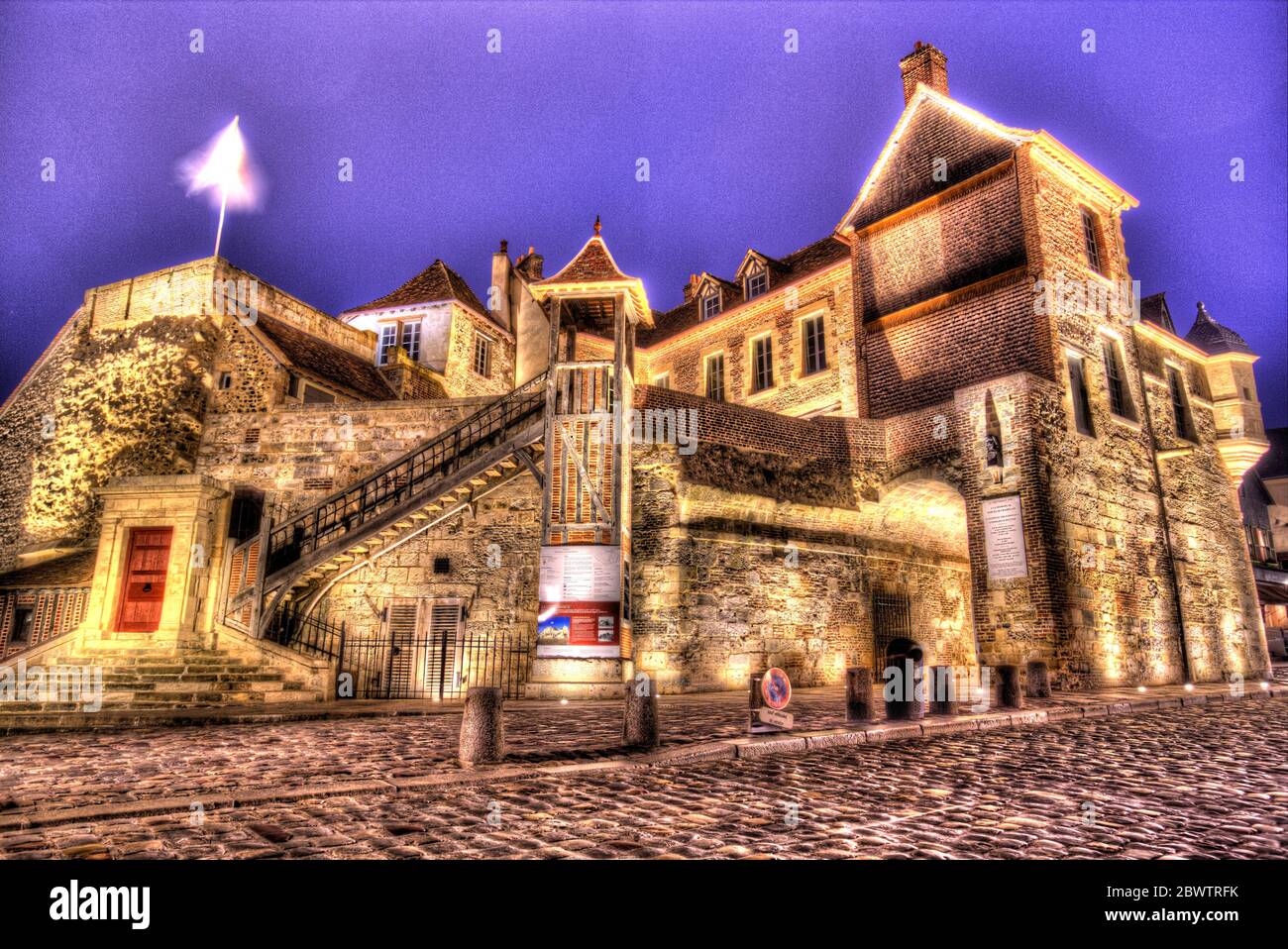 Città di Honfleur, Francia. Vista notturna artistica della storica Lieutenance di Honfleur, all'ingresso del Vieux Basin. Foto Stock