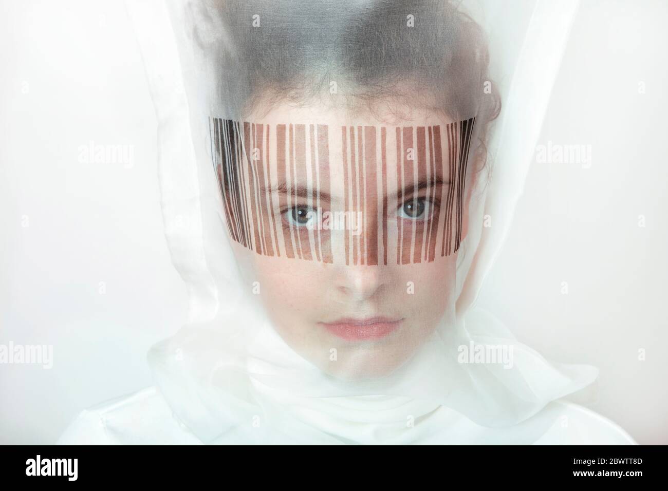 Ritratto di giovane donna che indossa una maschera trasparente con codice a barre Foto Stock
