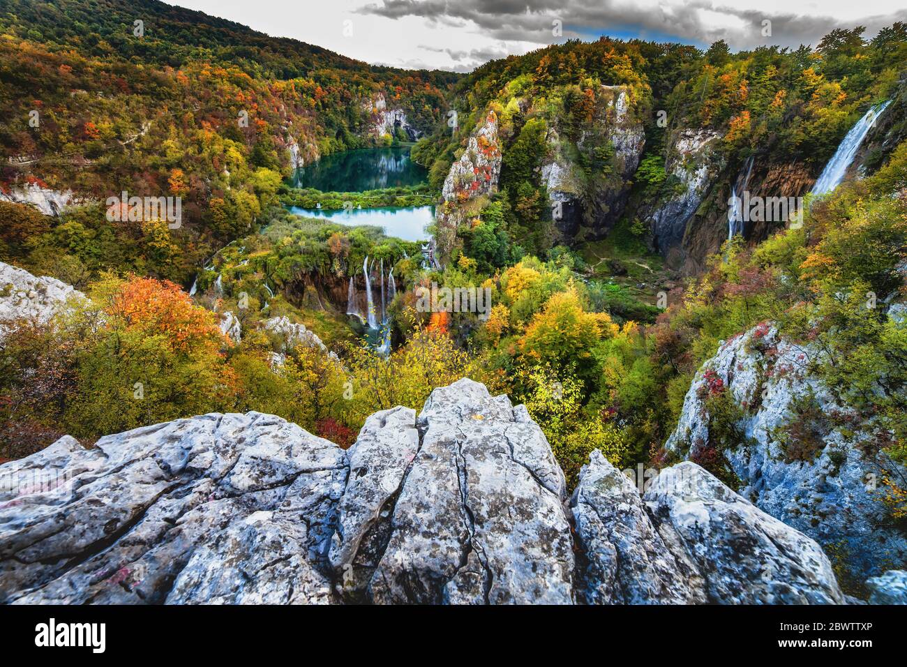 Croazia, paesaggio panoramico del Parco Nazionale dei Laghi di Plitvice in autunno Foto Stock