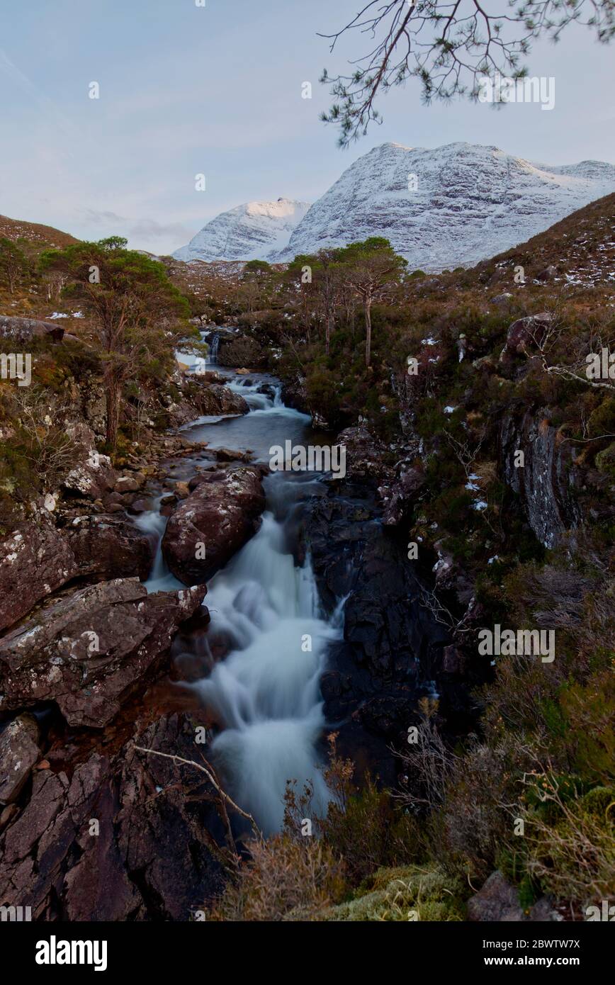Il glen robusto a Torridon con Beinn Damh alle spalle, Highland Scotland Foto Stock