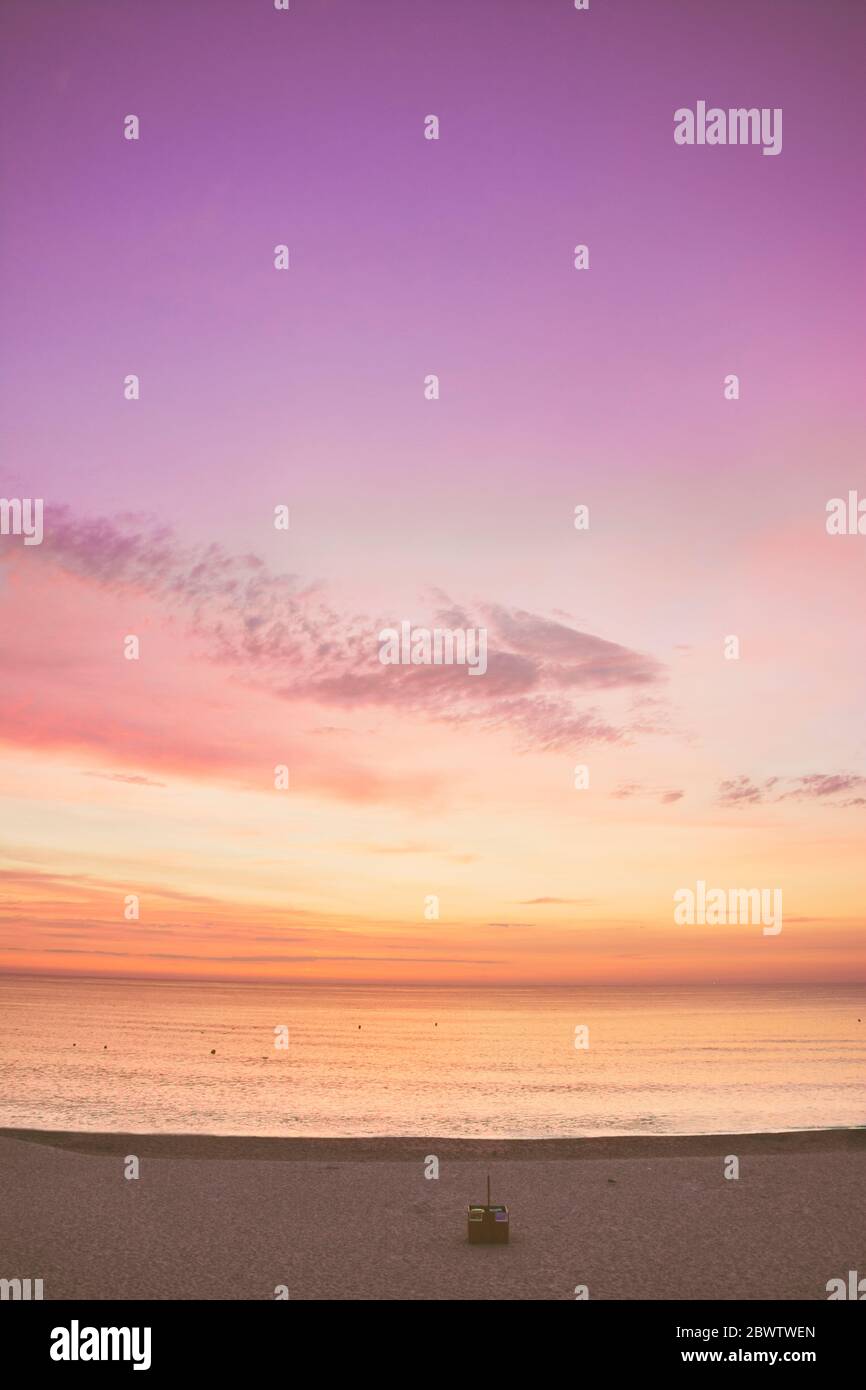 Vista panoramica del cielo viola e arancione sul mare durante l'alba Foto Stock