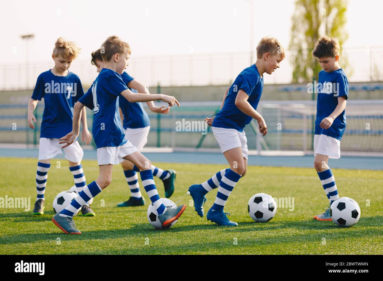 Ragazzi che praticano il calcio sul campo scolastico. Bambini di 10 anni in  corso di allenamento di calcio. Unità di educazione fisica per i bambini  delle scuole elementari Foto stock - Alamy