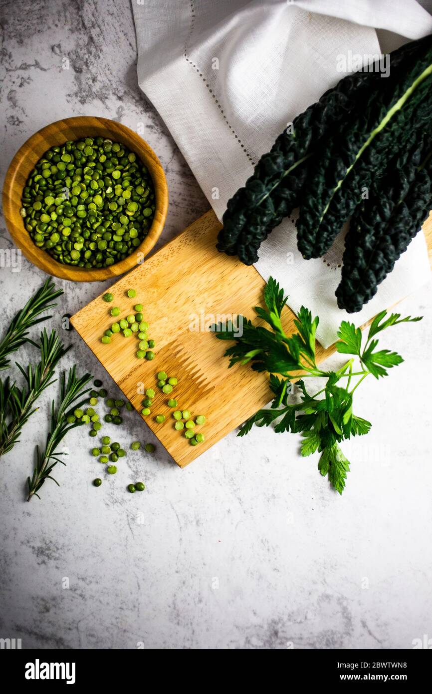 Ciotola di lenticchie verdi, cavolo nero, rosmarino e prezzemolo Foto Stock