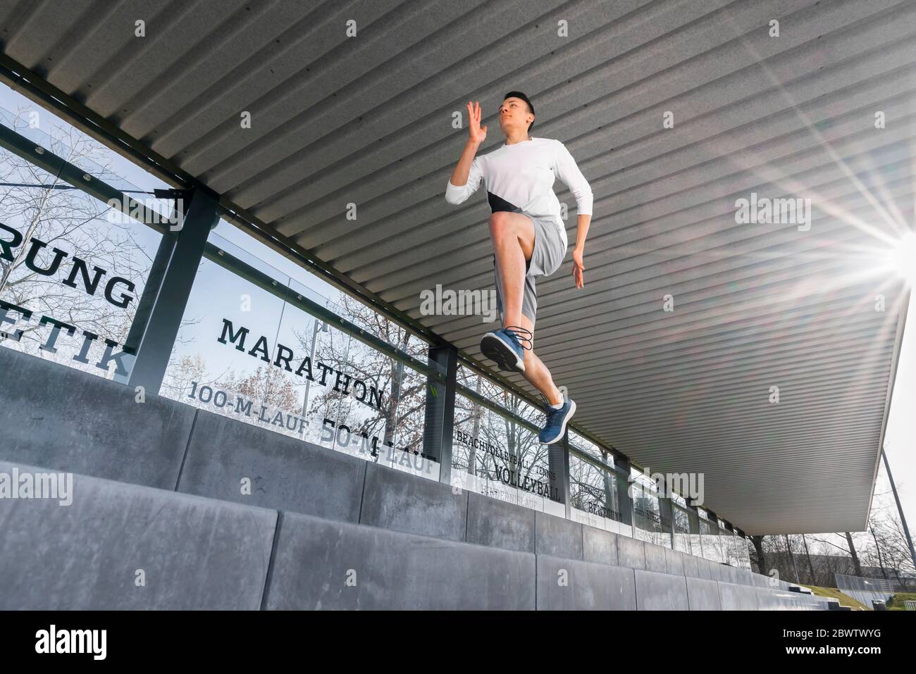 Allenamento di salto dell'atleta Foto Stock