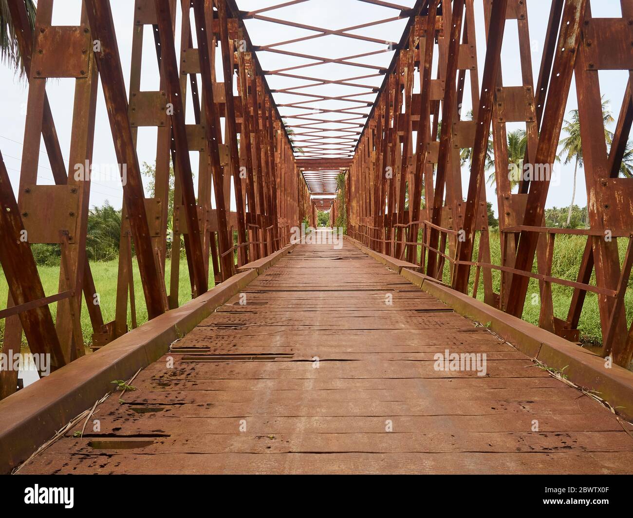 Benin, Dipartimento di Mono, Grand-Popo, prospettiva decrescente del vecchio ponte di ferro Foto Stock