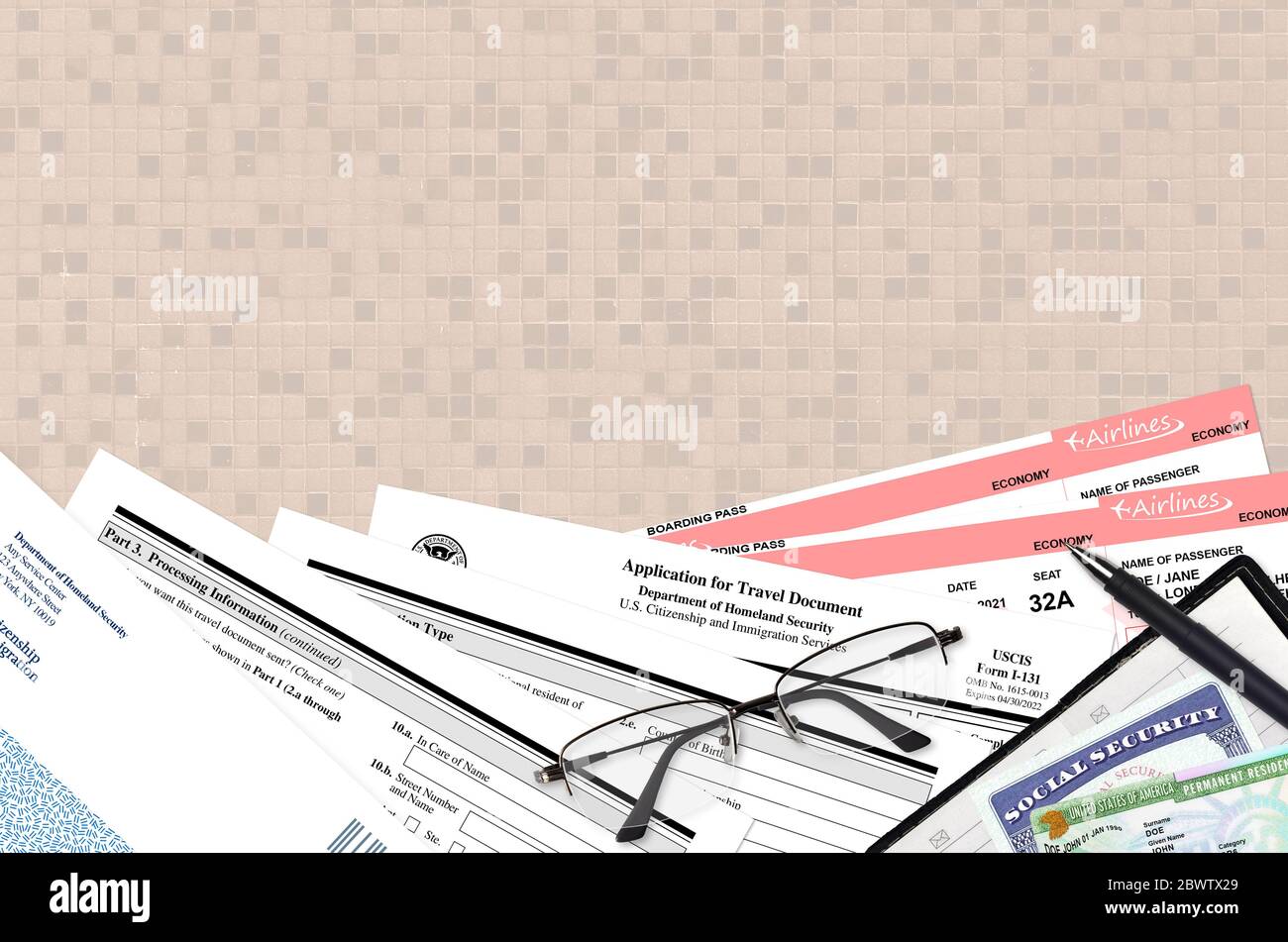 USCIS Form i-131 la domanda di documento da viaggio si trova su un tavolo da ufficio piatto e pronto per essere riempito. Documenti sui servizi di cittadinanza e immigrazione degli Stati Uniti Foto Stock