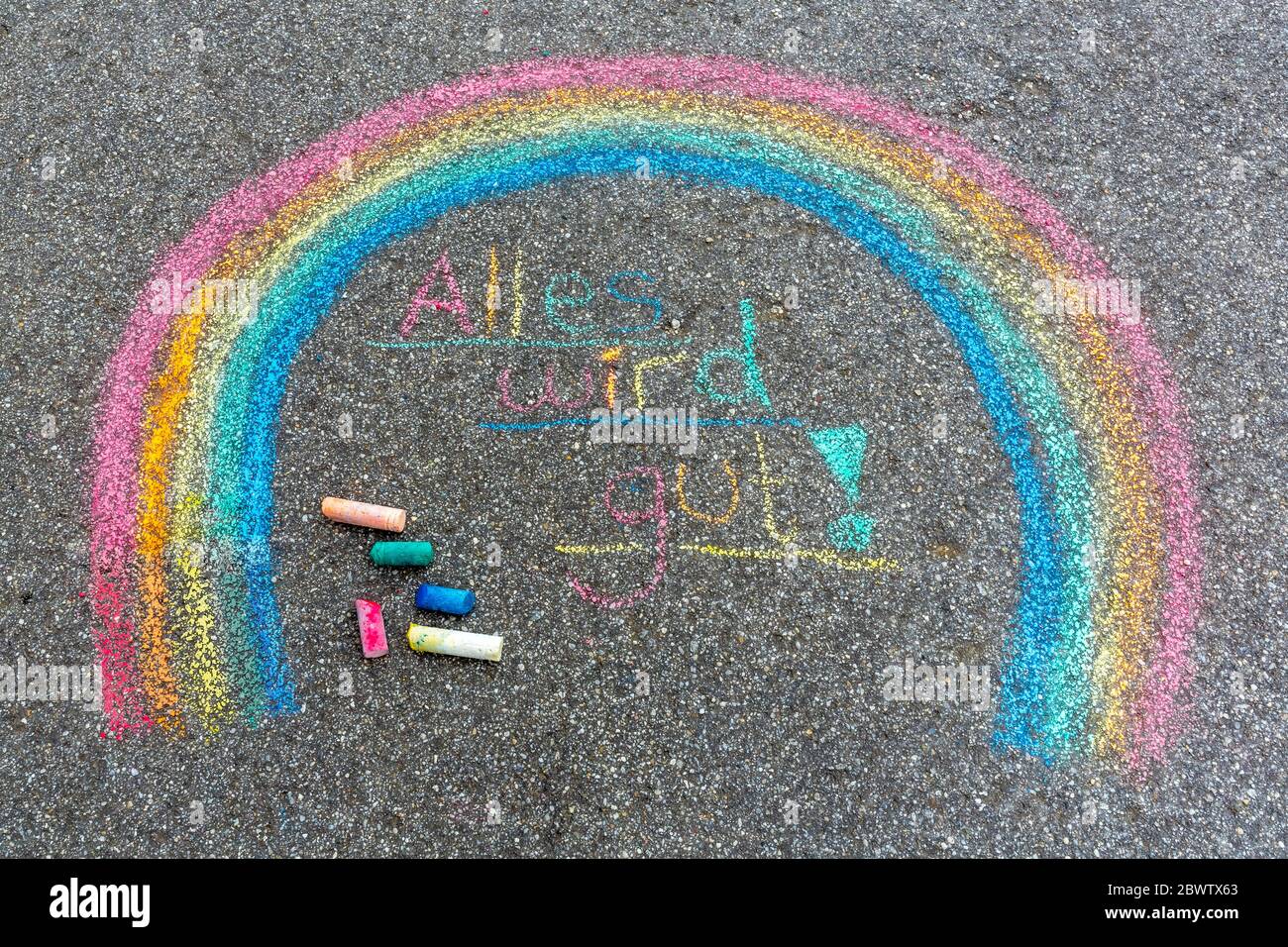 Dipinto arcobaleno sulla strada con il testo 'tutto cadrà in posto' Foto Stock