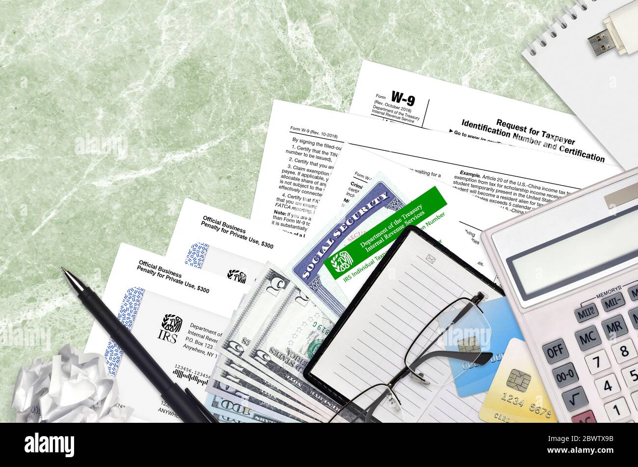 Modulo IRS W-9 la richiesta di numero identificativo e certificazione del contribuente si trova su un piano di lavoro e pronto per essere compilato. Servizi di entrate interne degli Stati Uniti Foto Stock