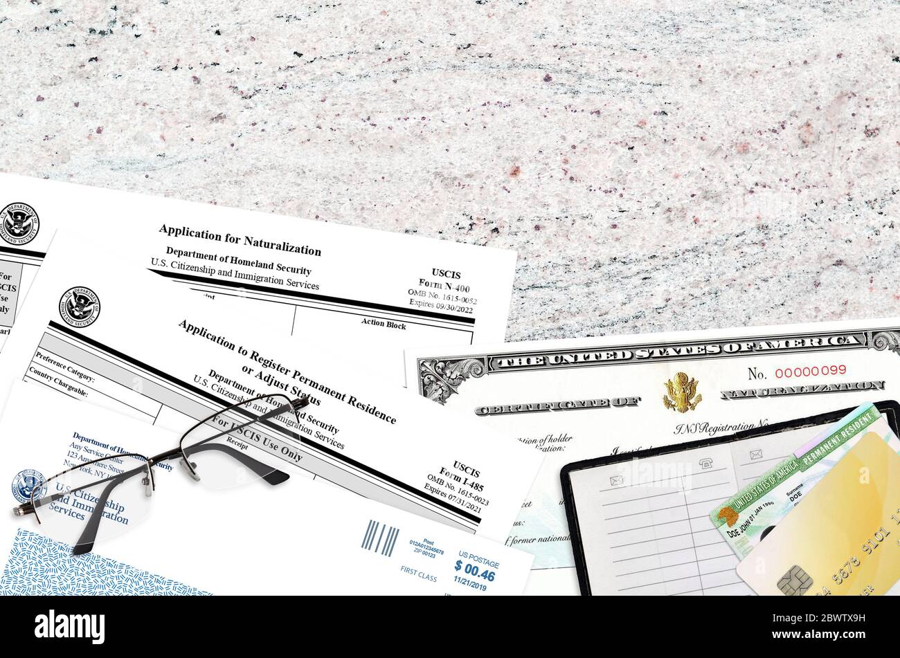 USCIS Form i-485 domanda di registrazione della residenza permanente o di adeguamento dello status e N-400 domanda di naturalizzazione con certificato di naturalizzazione Foto Stock