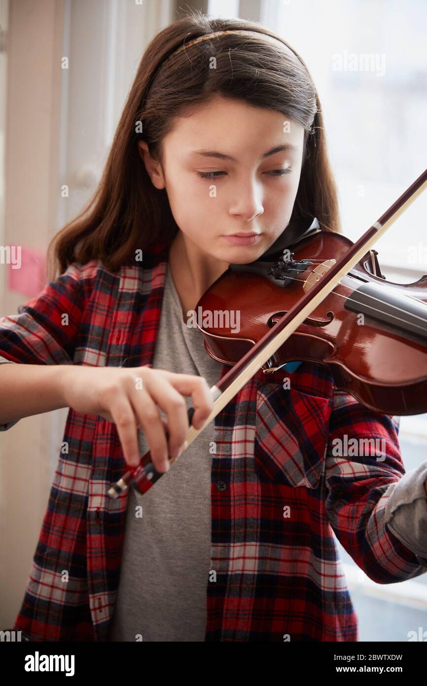 Ragazza che suona un violino immagini e fotografie stock ad alta