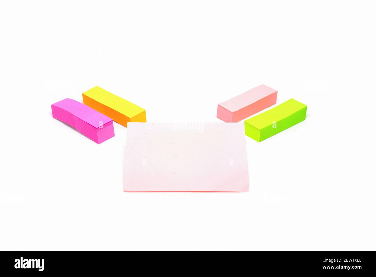 Carta colorata isolata per blocco note su sfondo bianco. Foto Stock