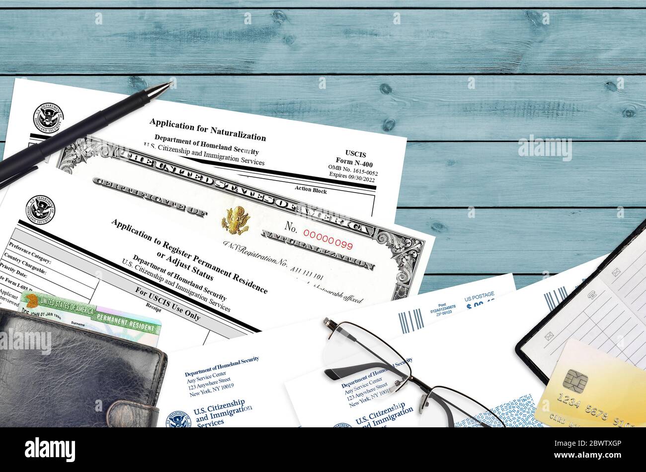 USCIS Form i-485 domanda di registrazione della residenza permanente o di adeguamento dello status e N-400 domanda di naturalizzazione con certificato di naturalizzazione Foto Stock