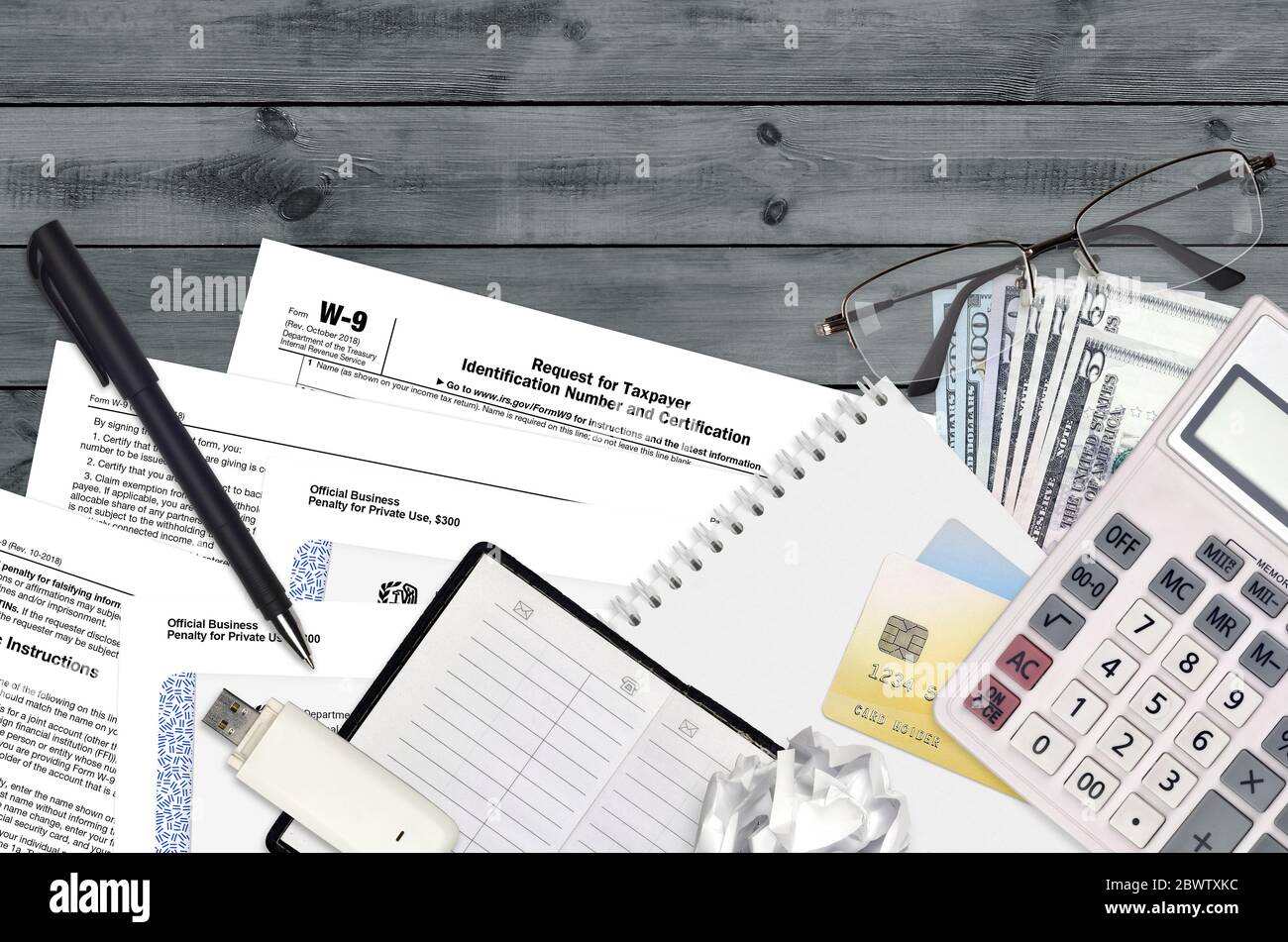 Modulo IRS W-9 la richiesta di numero identificativo e certificazione del contribuente si trova su un piano di lavoro e pronto per essere compilato. Servizi di entrate interne degli Stati Uniti Foto Stock