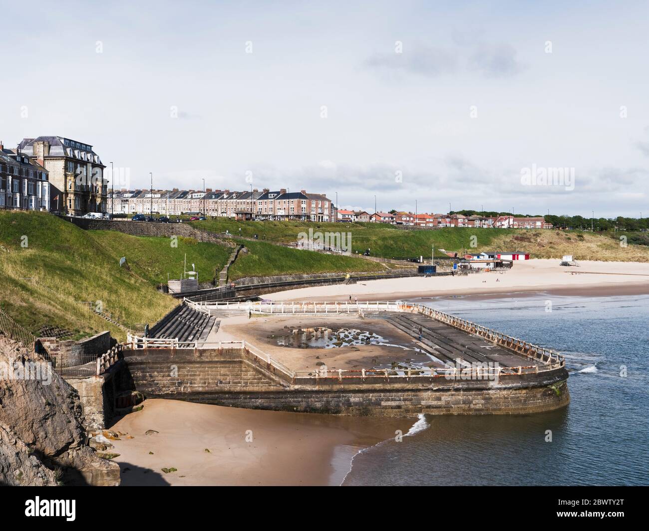 Vista su ciò che rimane della piscina all'aperto di Tynemouth, una volta una popolare attrazione turistica, a sud di Tynemouth Longsand, North Shields, Regno Unito Foto Stock