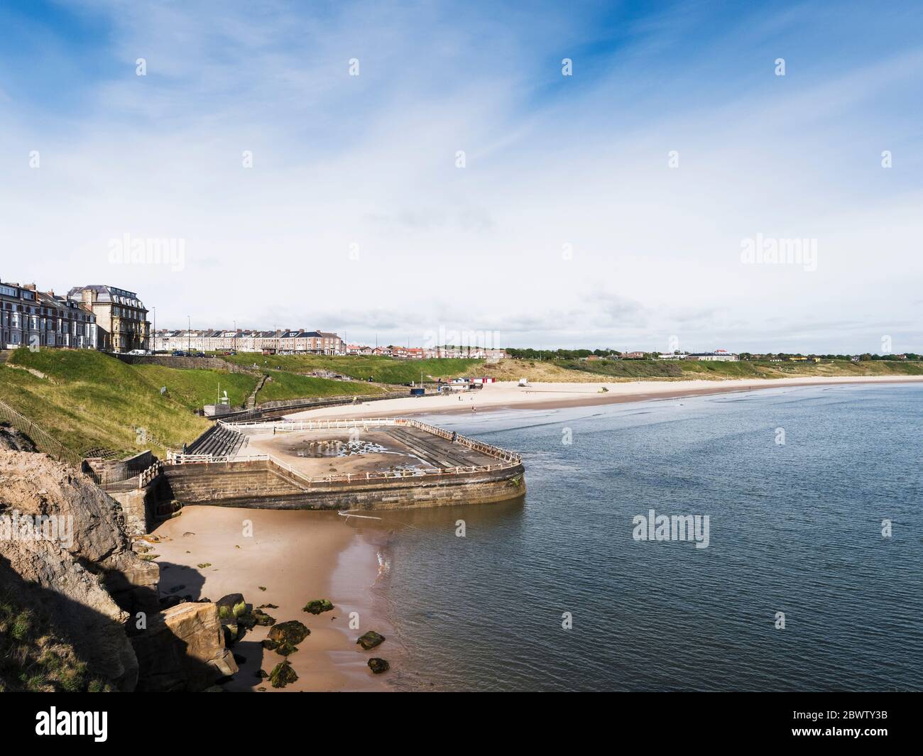 Vista su ciò che rimane della piscina all'aperto di Tynemouth, una volta una popolare attrazione turistica, a sud di Tynemouth Longsand, North Shields, Regno Unito Foto Stock