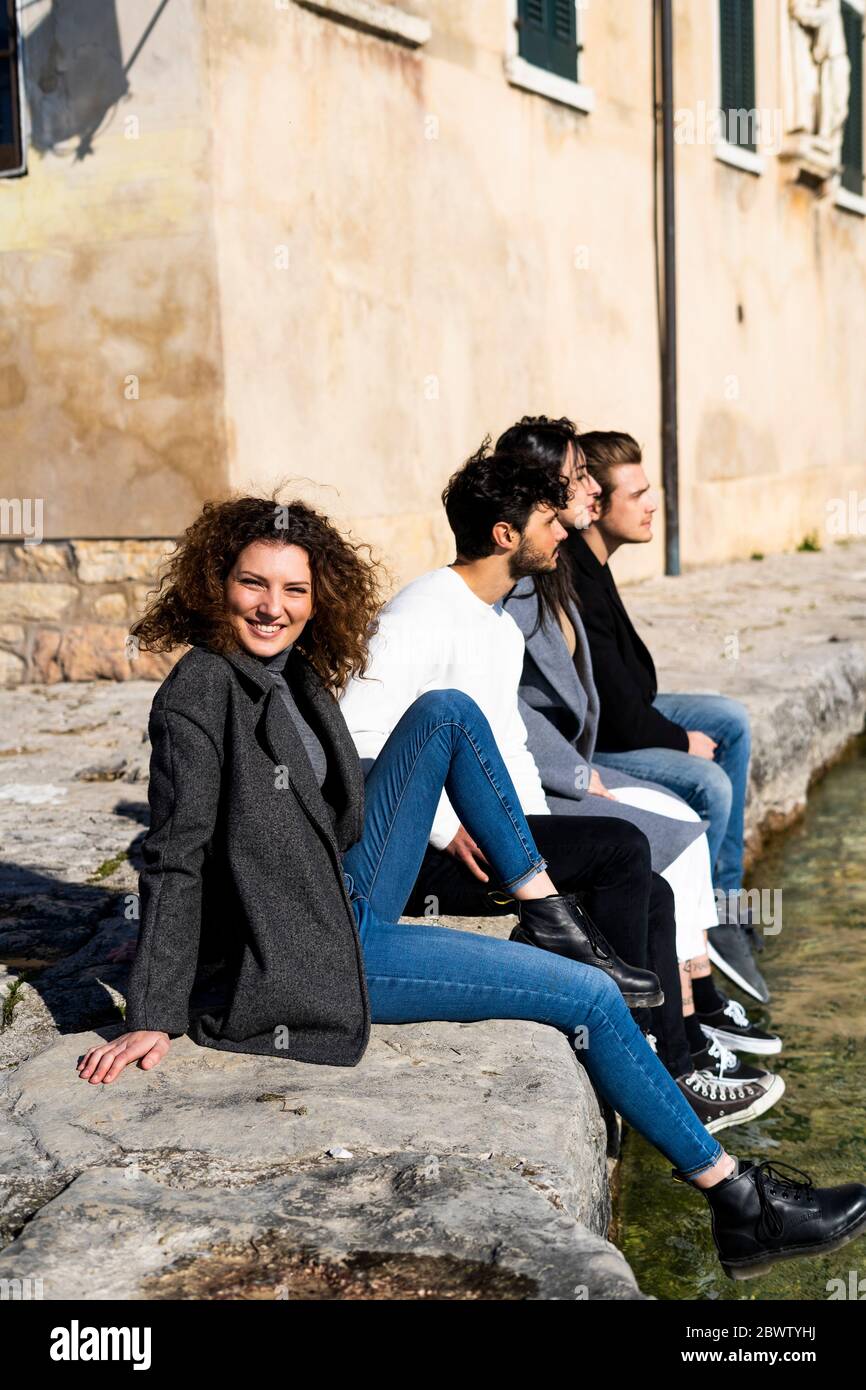 Ritratto di quattro amici che riposano sul Lago di Garda Foto Stock