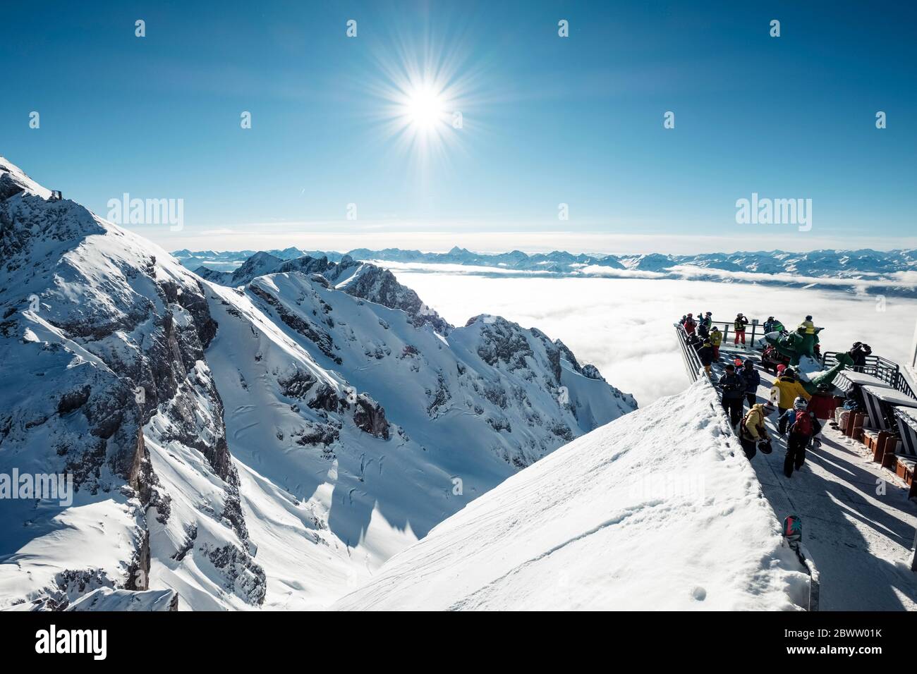 Austria, Stiria, Schladming, turisti in punto di osservazione che si affaccia panoramica Enns Valley e bassa Tauern Foto Stock